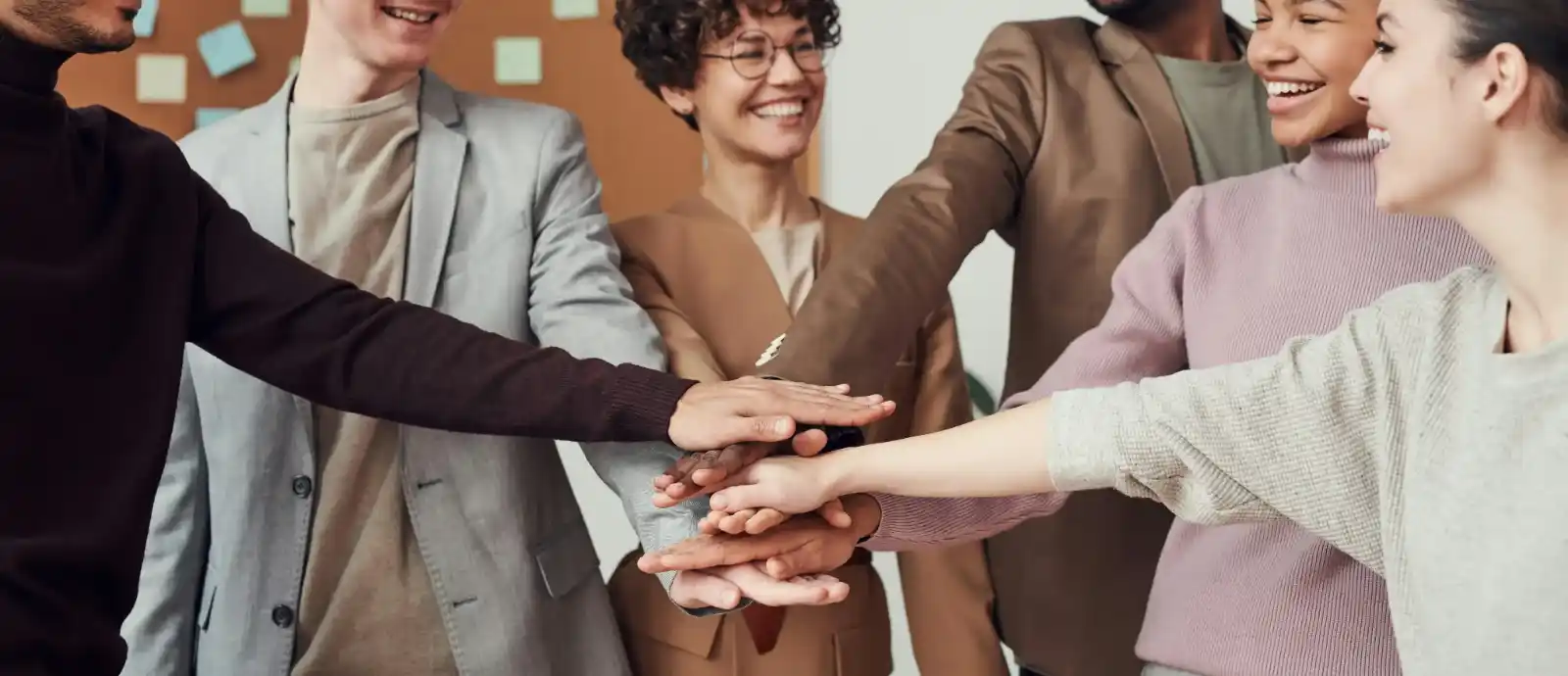 Personas de un equipo colaborando en un proyecto